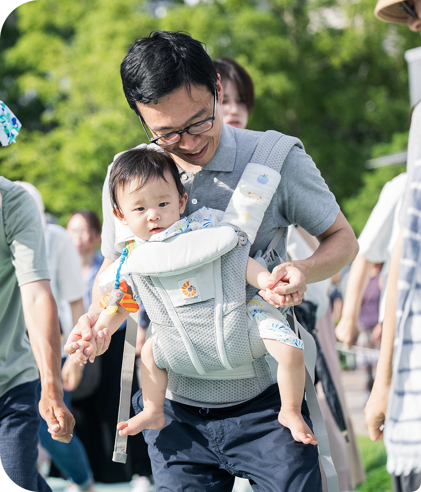 親子で郡上おどりを楽しむ様子